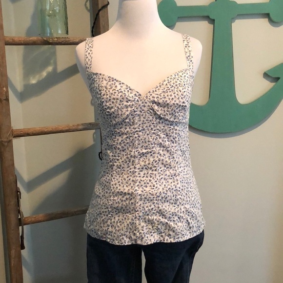 Cute fitted floral print  top. - Picture 1 of 5